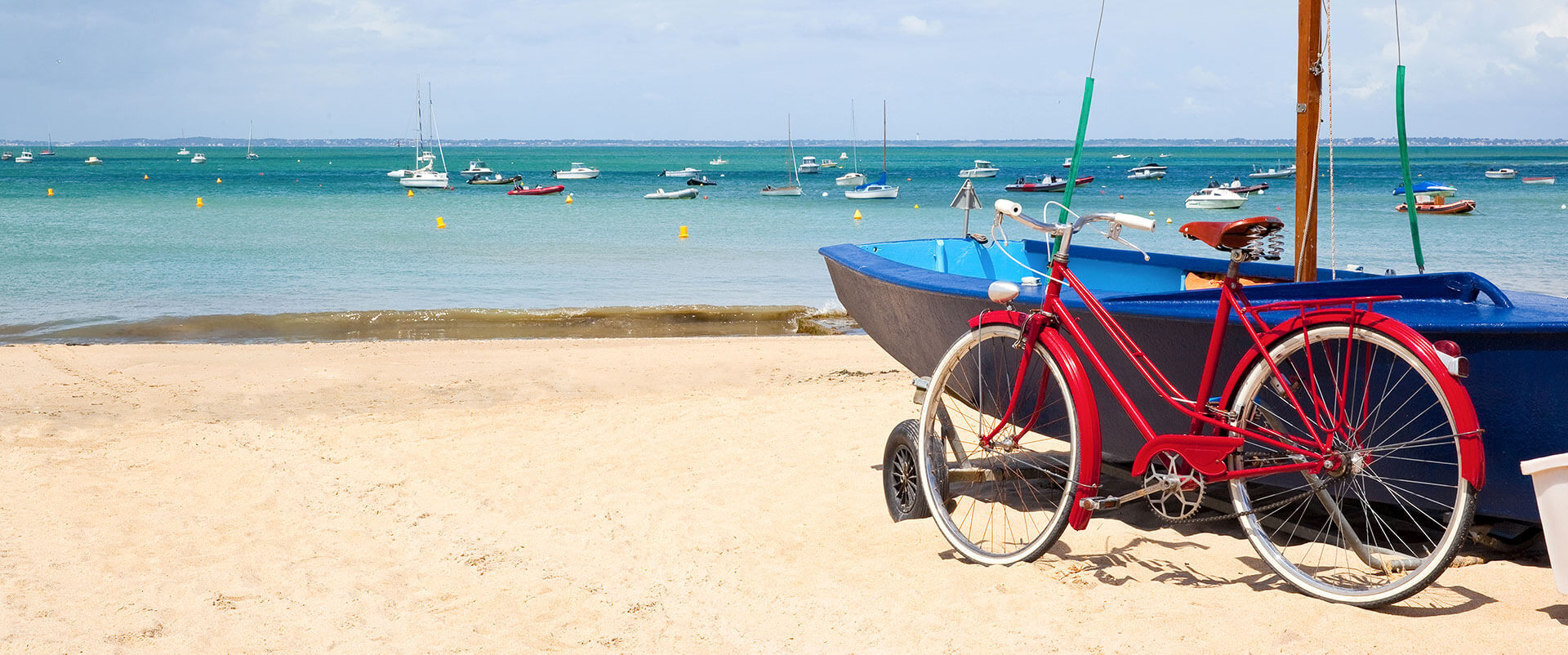 Bandeau vélo sur plage avec bateau caravelle